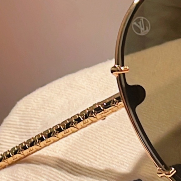 💯% Authentic Louis Vuitton LV Drive Sunglasses ✨ - Picture 3 of 7